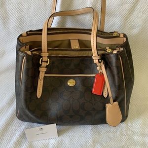 Medium coach purse! used but in great condition!